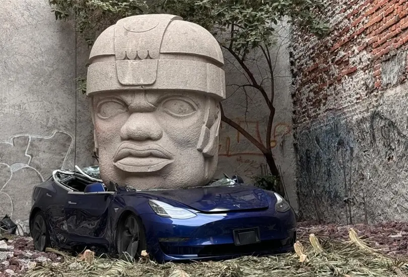 La Cabeza Olmeca sobre el Tesla ha llamado la atenci&oacute;n en la Ciudad de M&eacute;xico.