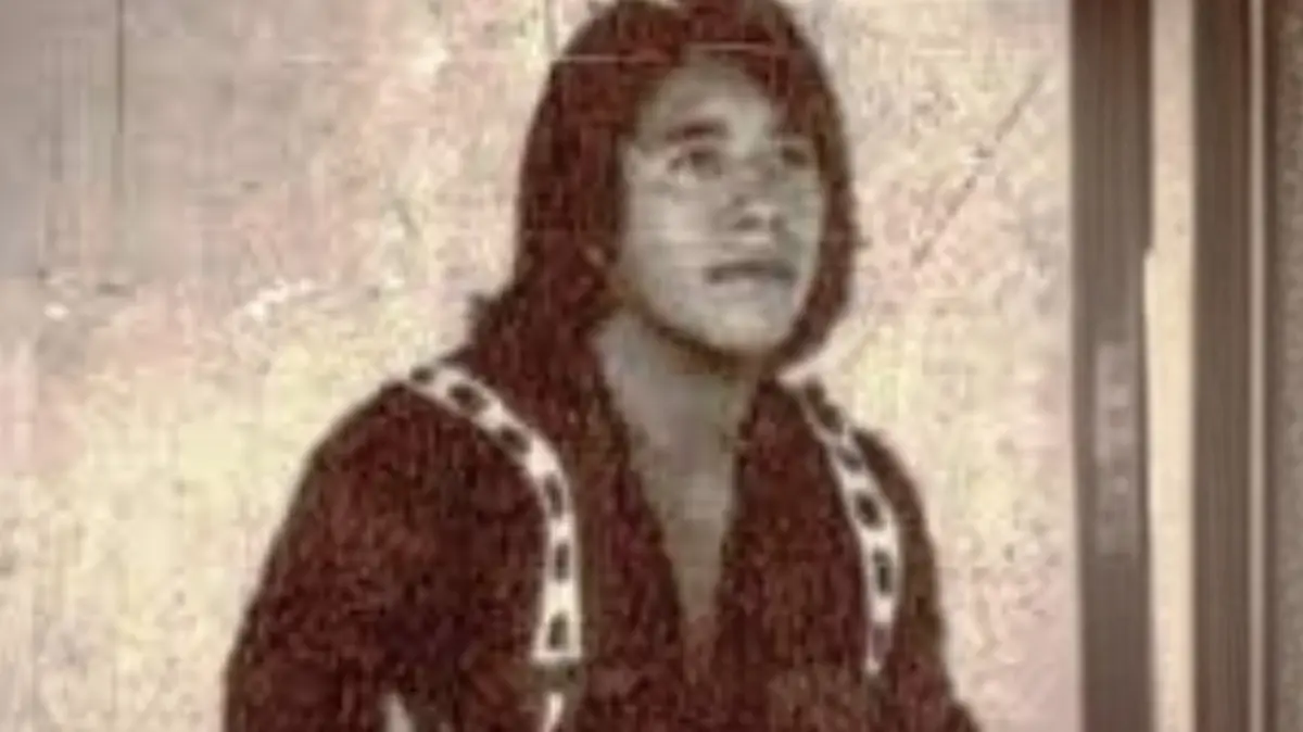 Sangre India cayó de cabeza luego de ser sacado del ring por un rival, golpe que le provocaría la muerte en los vestidores en 1979.