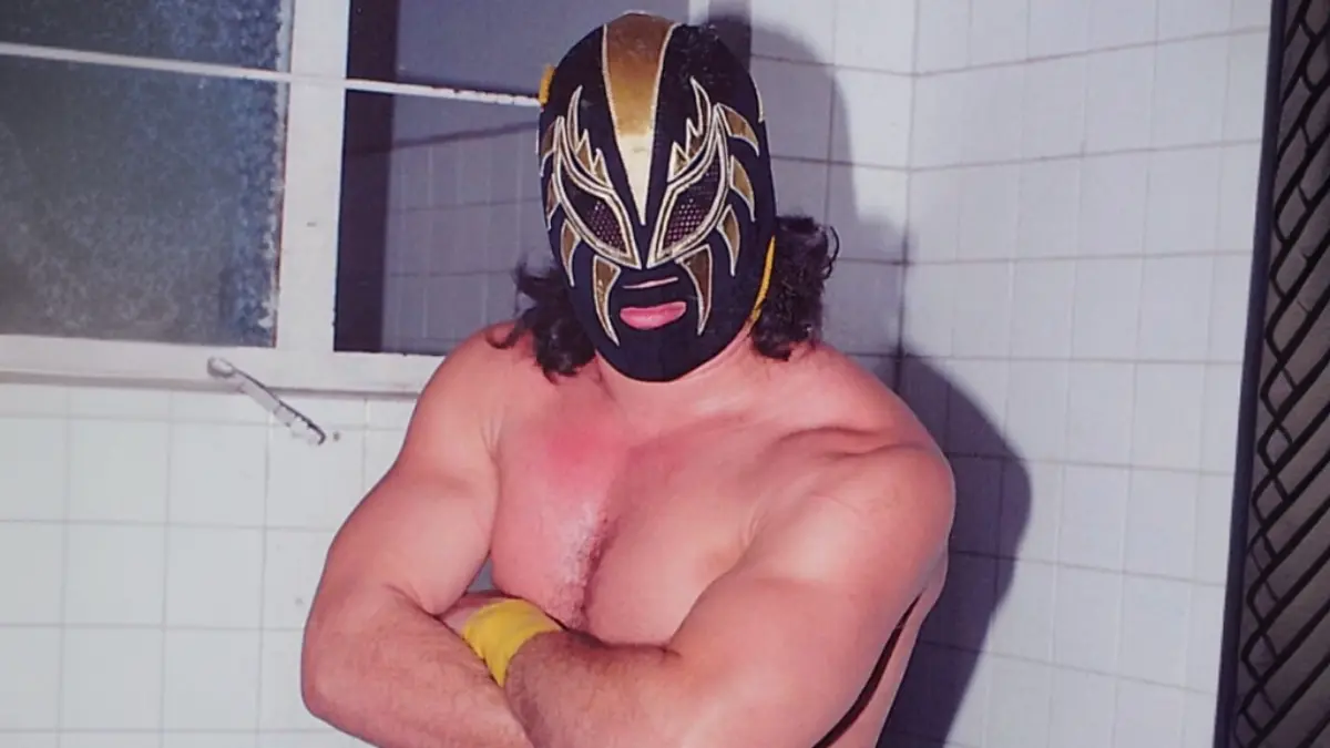 Oro también era considerado uno de los mejores prospectos en los cuadriláteros mexicanos, sin embargo en 1993 sufrió un golpe en la cabeza que le provocó un derrame cerebral y le arrebató la vida.