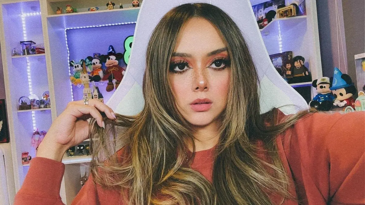 Constantemente hace colaboraciones junto a su hermana, reflejando que tienen una gran relación.