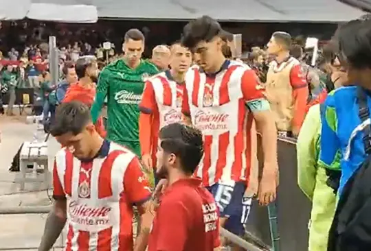 En redes sociales ha llamado la atención el gesto que tuvo el capitán de las Chivas al terminar el partido contra América