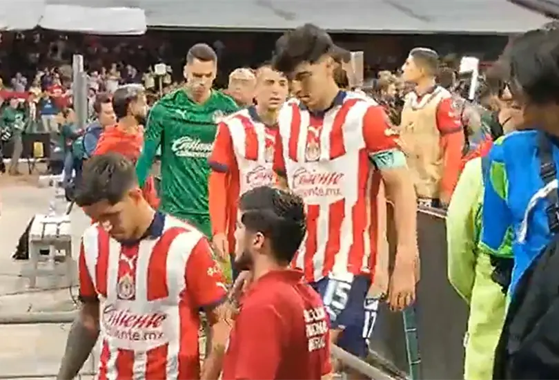 En redes sociales ha llamado la atenci&oacute;n el gesto que tuvo el capit&aacute;n de las Chivas al terminar el partido contra Am&eacute;rica