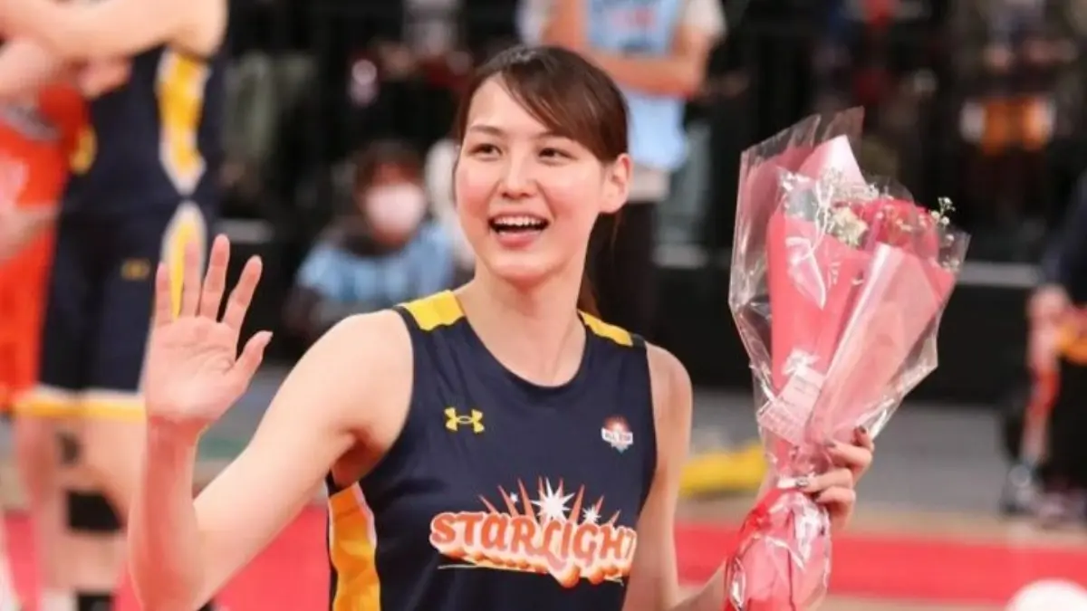 Se desempeñó en el equipo de la Universidad de Waseeda y el Fujitsu Red Wave de la Liga Japonesa de Baloncesto Femenil.