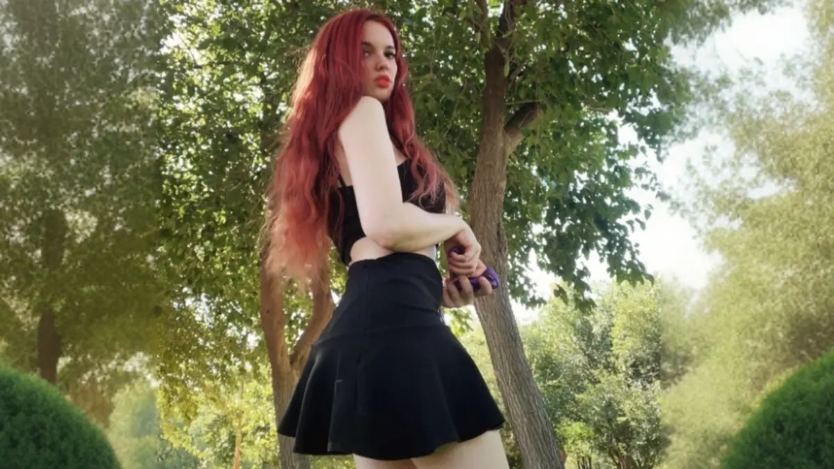 Es fan de los videojuegos como League of Legends e incluso ha revelado que disfruta de leer manga.