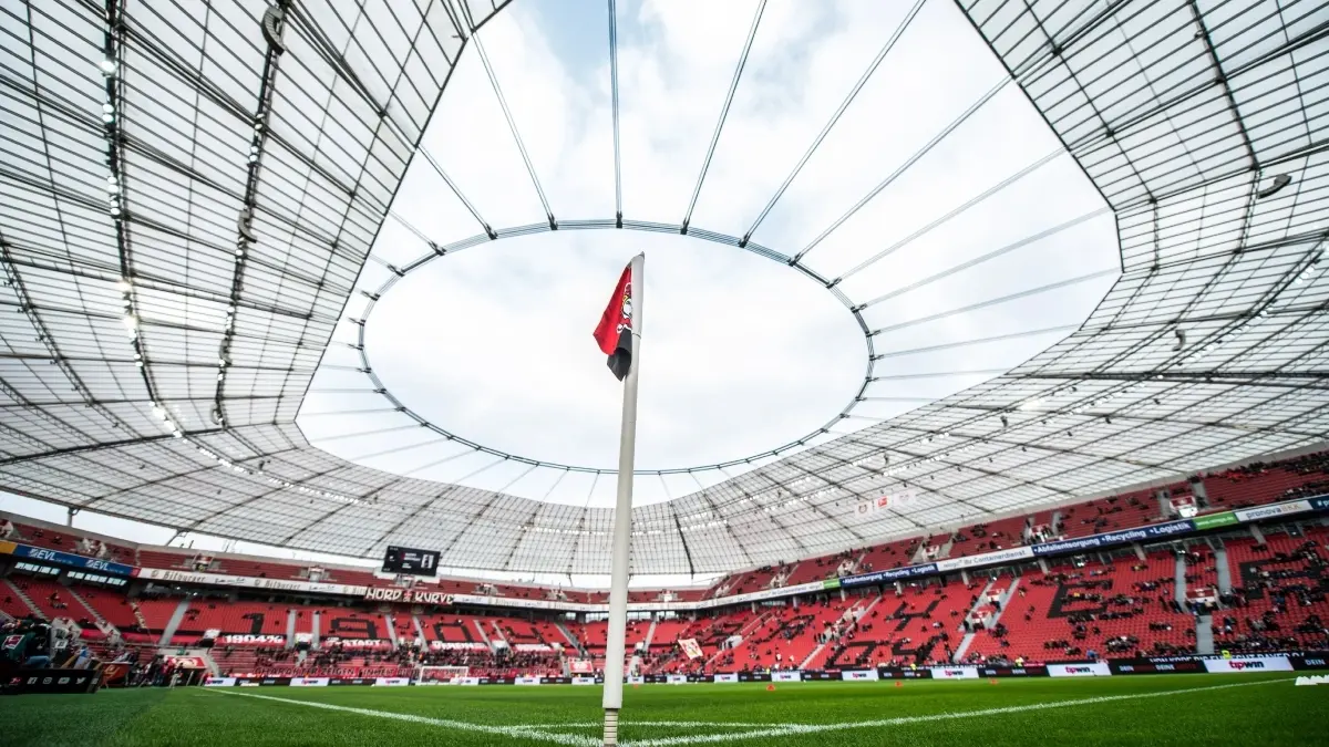 La Bay Arena pertenece al Bayer Leverkusen de la Bundesliga, recinto deportivo que precisamente lleva ese nombre por la empresa encargada de darle vida al club: la farmacéutica Bayer.