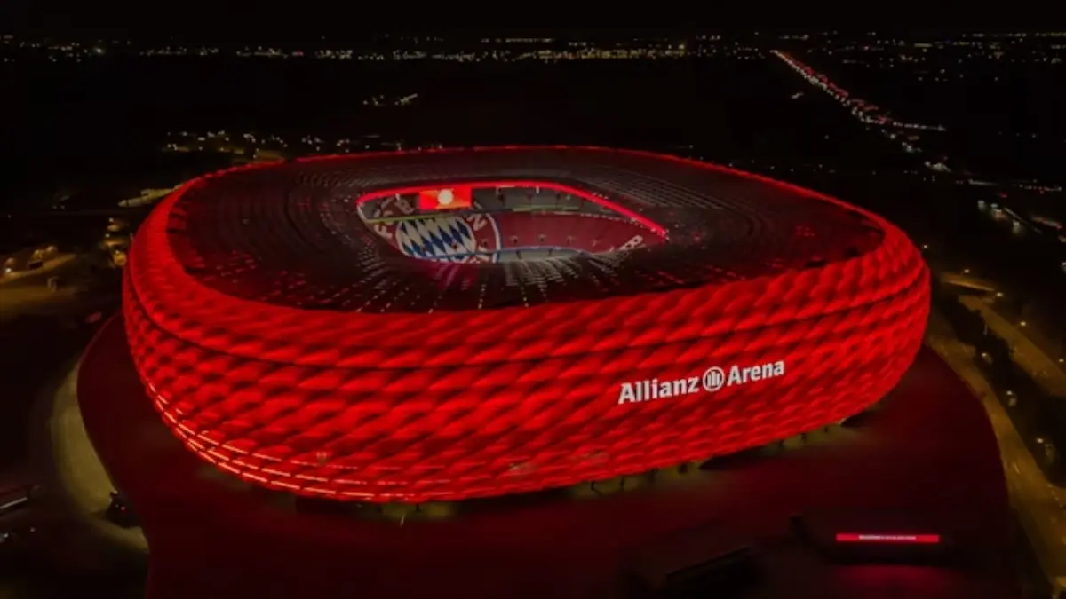 El estadio del Bayern Munich está patrocinado por Grupo Allianz, una multinacional alemana de seguros alrededor del mundo. Para compromisos internacionales/continentales se le conoce como Fußball Arena Munchen. 
