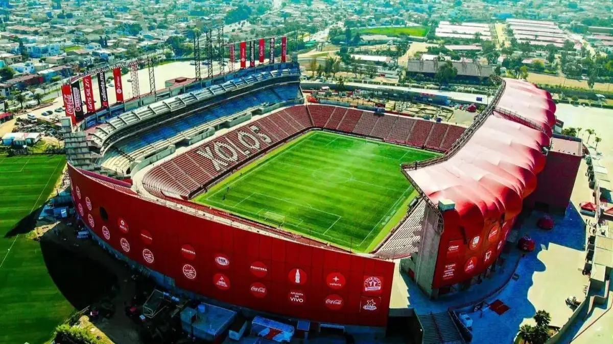 El estadio de los Xolos de Tijuana es conocido como Caliente, esto debido a que el club pertenece al empresario Jorge Hank Ron y Grupo Caliente, empresa dedicada al entretenimiento en el sector de las apuestas.
