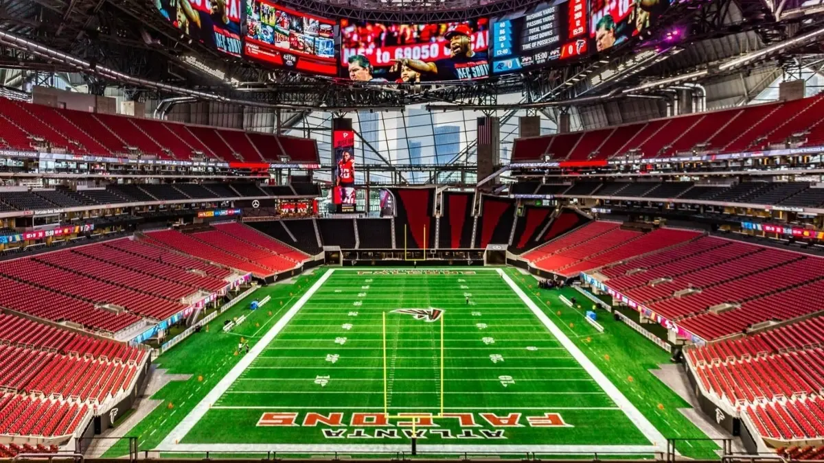 El Mercedes Benz Stadium es uno de los recinto de mayor nivel dentro de los Estados Unidos, mismo que está patrocinado por la automotriz alemana.