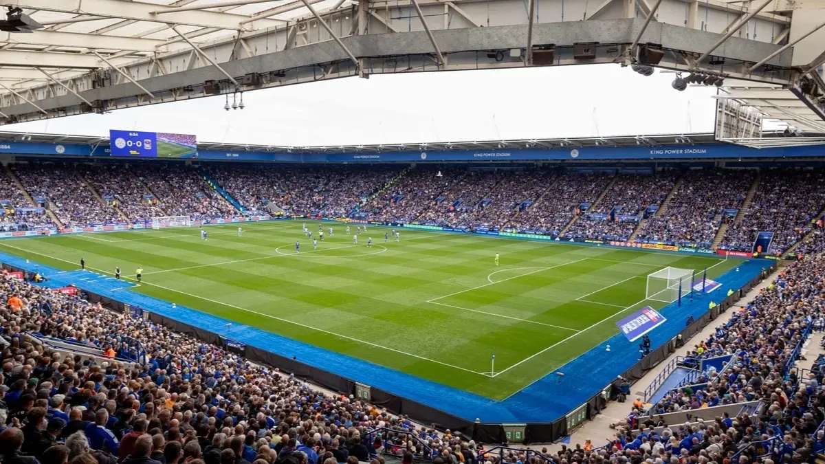 En la casa del Leicester City predomina el nombre de la empresa King Power. Se trata de un grupo minorista de viajes de Tailandia, misma que pertenece a los dueños del club inglés.