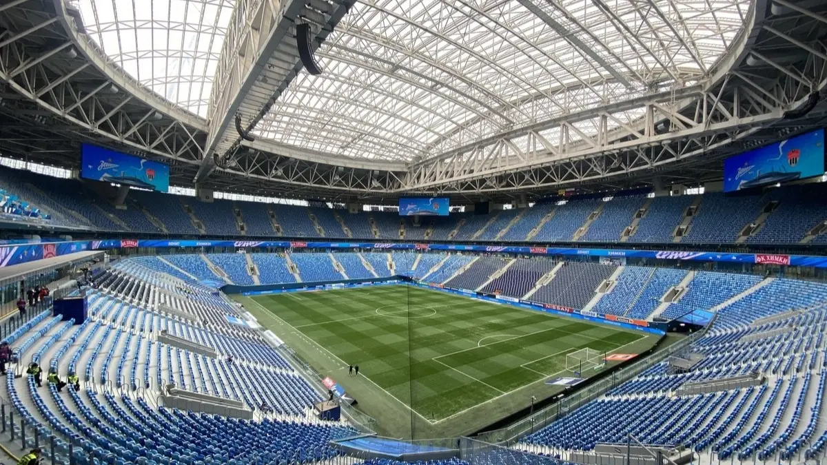 La Gazprom Arena es la casa del Zenit de San Petersburgo de Rusia, misma que lleva ese nombre en referencia a la empresa gasera del mismo nombre, la cual es la más importante de Rusia.