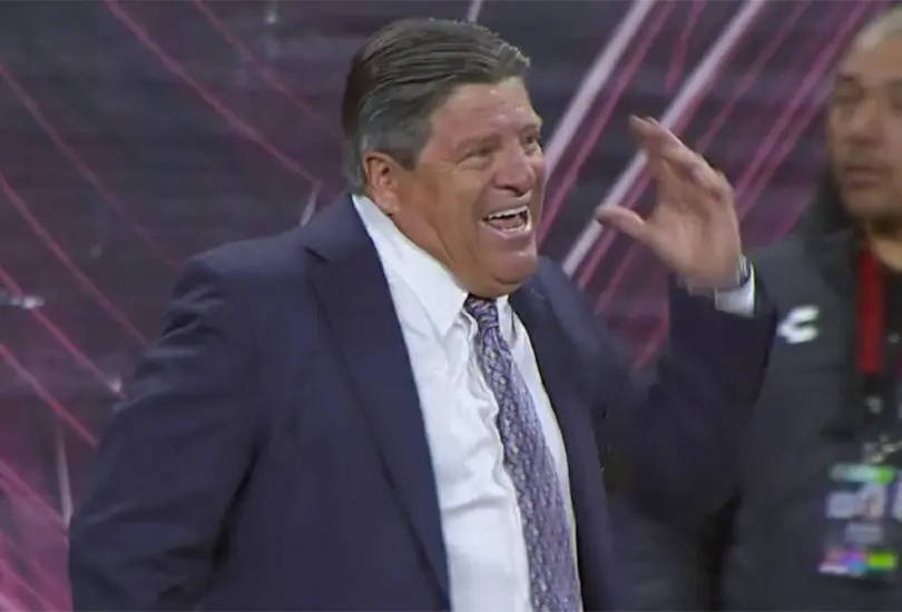 El t&eacute;cnico mexicano reaccion&oacute; explosivamente desde su banquillo y provoc&oacute; malas reacciones.