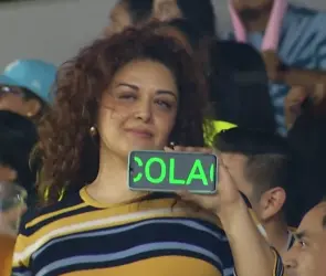 Mujer se hace viral por pedir "colágeno" en pleno estadio y recibir peculiar respuesta (VIDEO)
