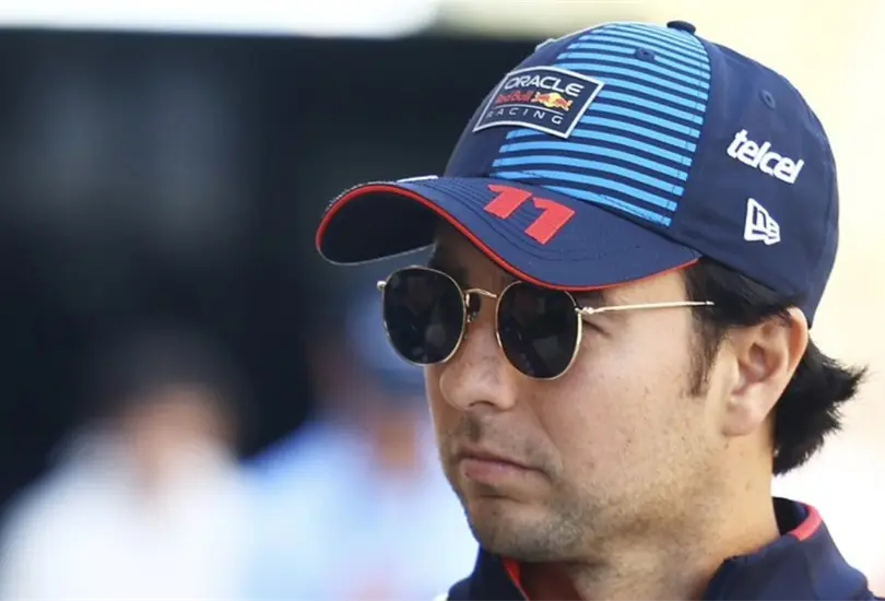 Sergio Checo Pérez subió al podio en el inicio de la temporada y llamó la atención por su gorra. Sergio Checo Pérez subió al podio en el inicio de la temporada y llamó la atención por su gorra.