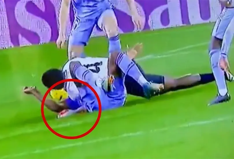 El jugador termin&oacute; con el cuerpo de su rival encima de su pierna que ya estaba plantada en el c&eacute;sped de Mestalla.