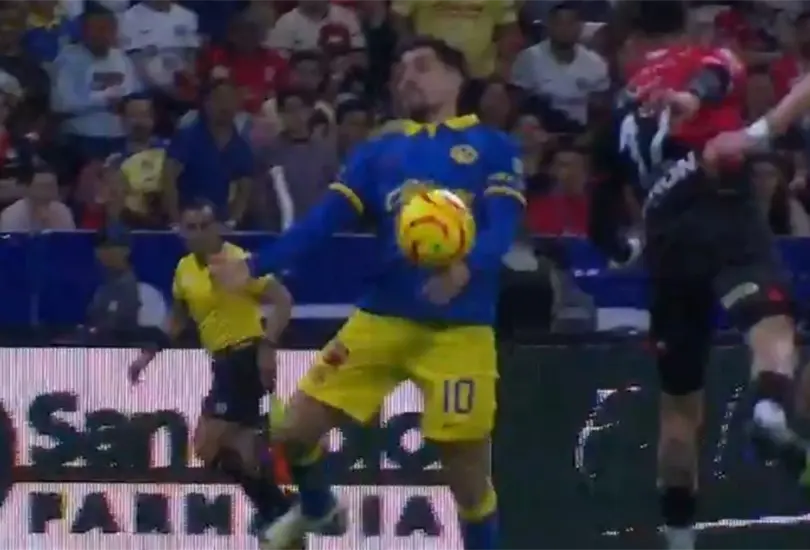 El equipo capitalino se fue al descanso con ventaja pero en medio de mucha pol&eacute;mica por la mano de Vald&eacute;s.
