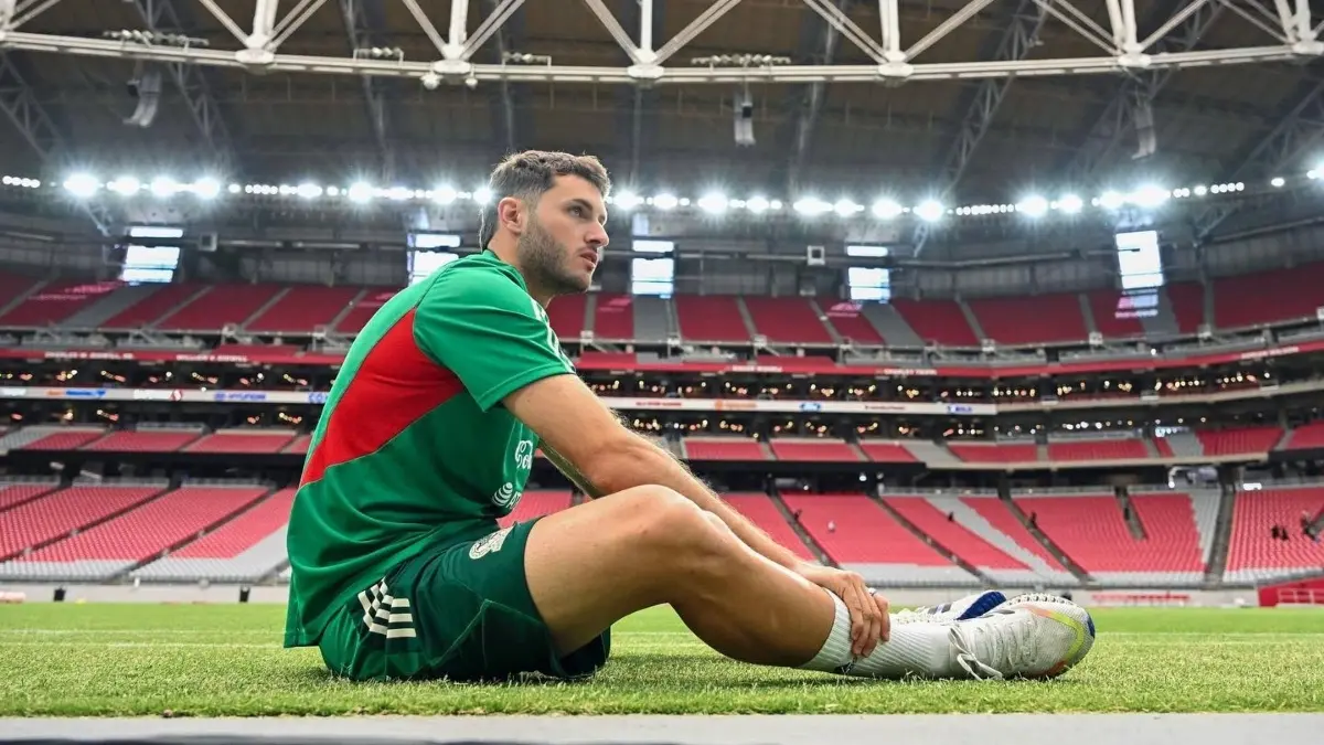 En una entrevista con Hugo Sánchez en 2023, Santi mencionó lo siguiente: 'Me acuerdo una vez que me dijo -hoy estás por arriba de tal delantero, hoy estás adentro y depende de ti- después de esa plática comencé a hacer las cosas bien, pero al final me dejó fuera. No tengo resentimiento contra el Tata'.