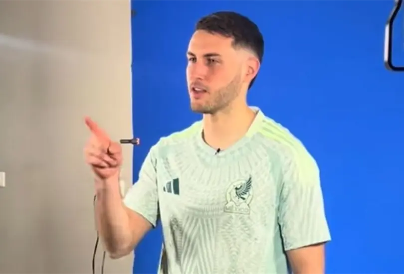 El mexicano promocion&oacute; a la televisora para que vean sus transmisiones de la Copa Am&eacute;rica en unos meses.