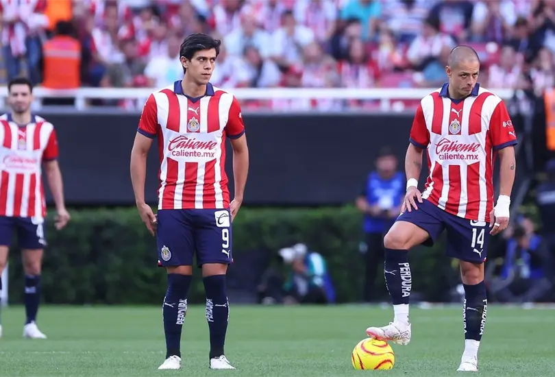 Un panelista de Fox Sports carg&oacute; contra Chicharito Hern&aacute;ndez por opacar a su compa&ntilde;ero de Chivas, JJ Mac&iacute;as
