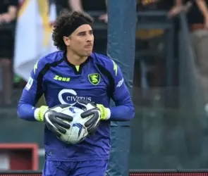 Presidente del Salernitana lanza indirecta a Ochoa por permitir "muchos goles"
