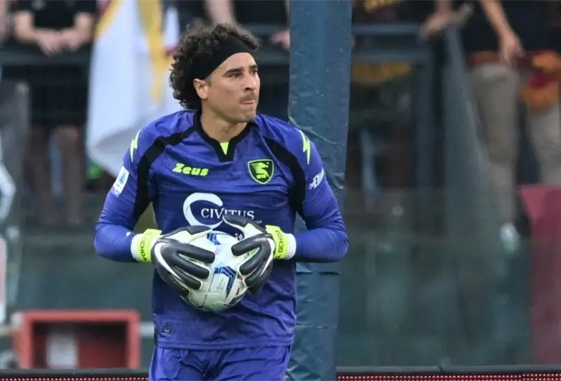 Ochoa fue atacado por el que todavía es su presidente en el Salernitana. Ochoa fue atacado por el que todavía es su presidente en el Salernitana.