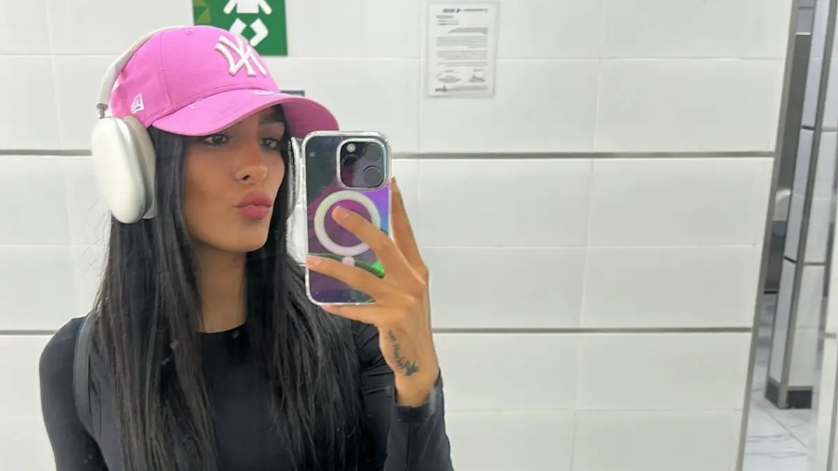 Durante su etapa estudiantil recibió varias ofertas del futbol europeo para probarse profesionalmente, aunque le dio prioridad a su licenciatura.