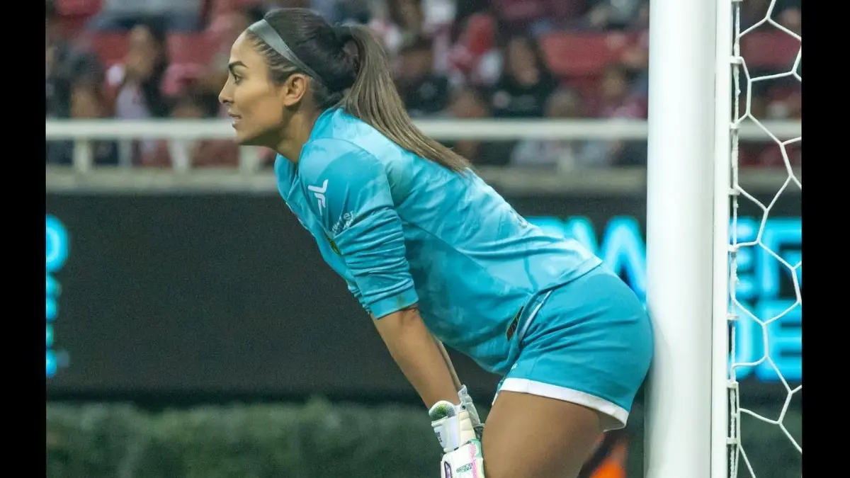 La portera originaria de Colima tiene 29 años de edad y actualmente defiende la portería de las 'Tuzas' del Pachuca en la Liga MX Femenil.