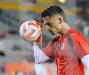 Oscar Whalley es criticado por su "acento español" al hablar en una entrevista