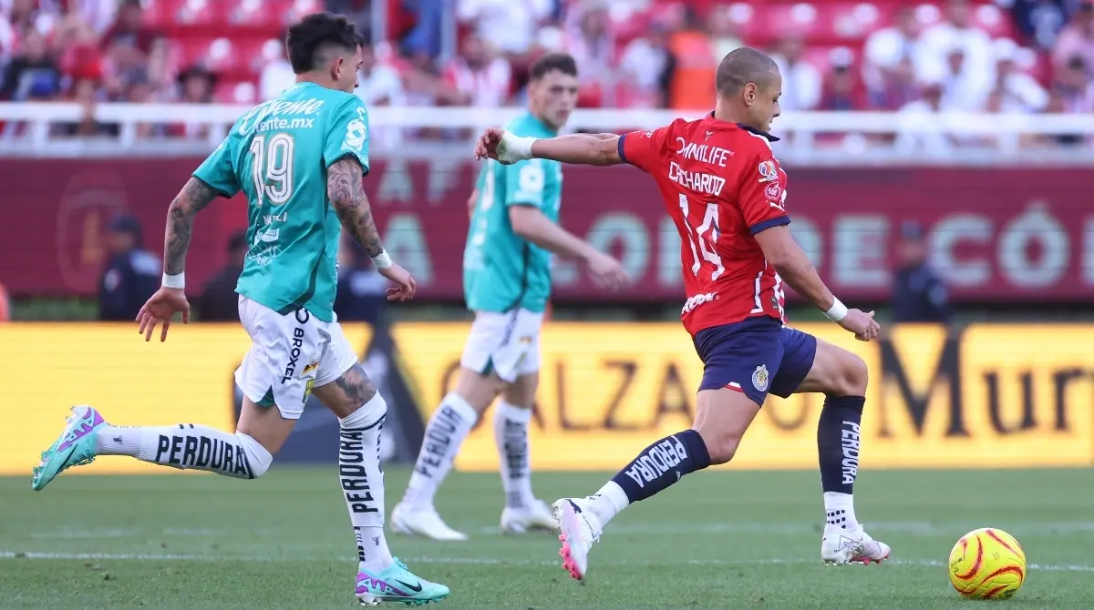 'Chicharito' tuvo su primera titularidad en Chivas y no le fue como se esperaba, principalmente porque terminó siendo víctima de memes en conjunto con Diego Dreyfus.