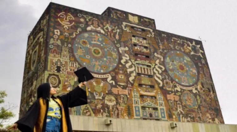 La aficionada se tomó una fotografía en lo más representativo de la UNAM, la rectoría. Captura de pantalla