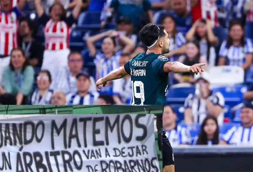 Algunos aficionados de Rayados fueron causantes de actos violentos en el partido contra Chivas.