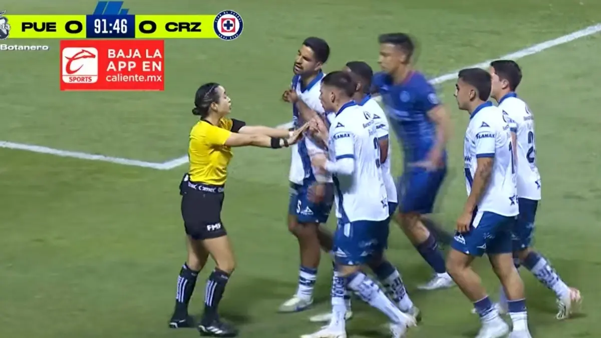 Katia Itzel García se llevó los aplausos y elogios de la afición de Cruz Azul más allá de marcar correctamente un penal en contra del Puebla, sino que más bien por su autoridad a la hora de hacer su trabajo.