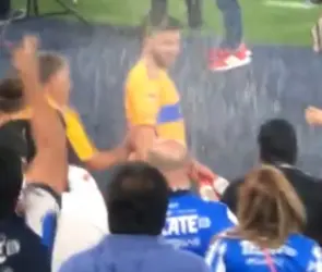 André-Pierre Gignac insulta a aficionada de Rayados que le aventó cerveza (VIDEO)