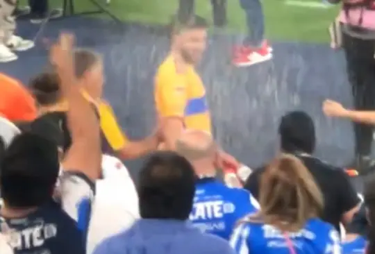 Gignac reaccionó ante una mujer que le arrojó cerveza.