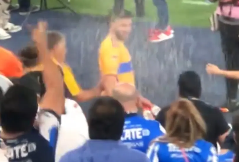 Gignac reaccion&oacute; ante una mujer que le arroj&oacute; cerveza.