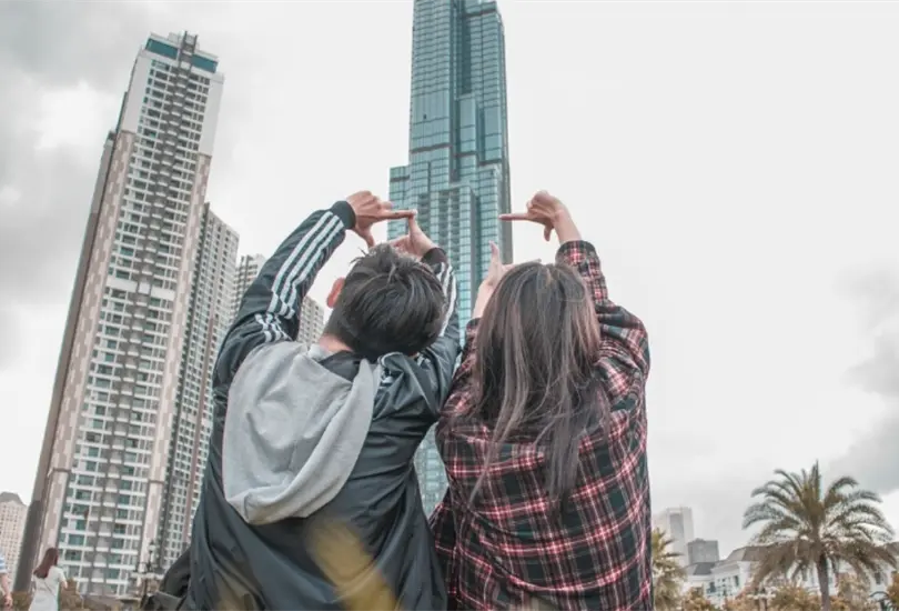 A veces, la gente de otras partes del mundo tambi&eacute;n viene en la b&uacute;squeda del amor.