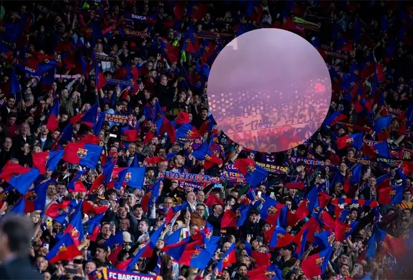 Un grupo de aficionados de Barcelona fueron exhibidos por atacar el camión de su propio equipo Un grupo de aficionados de Barcelona fueron exhibidos por atacar el camión de su propio equipo