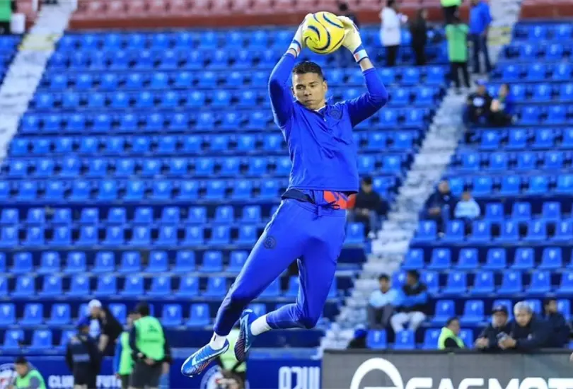 Cruz Azul ya tendr&iacute;a al primer candidato que podr&iacute;a reemplazar a Kevin Mier en caso de que se concrete su venta 