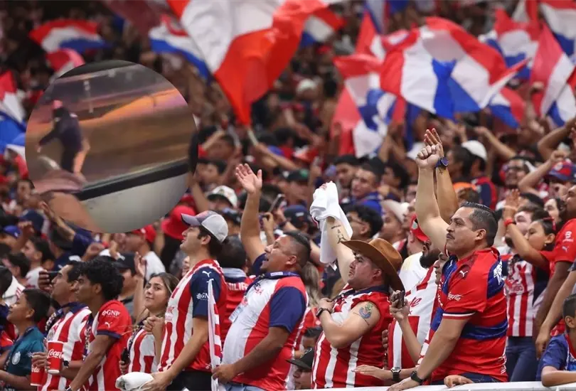 Unos usuarios captaron el momento cuando un polic&iacute;a apedre&oacute; un cami&oacute;n con aficionados de Chivas