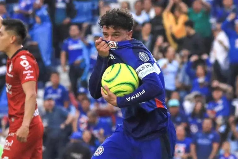 Nacho Rivero explotó contra Santander y el VAR por no revisar penales a favor de Cruz Azul vs Atlas - Twitter @CruzAzul