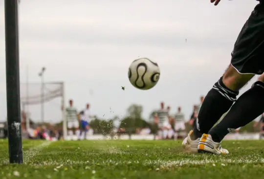 Un futbolista fue suspendido por su peculiar interacción con una aficionada