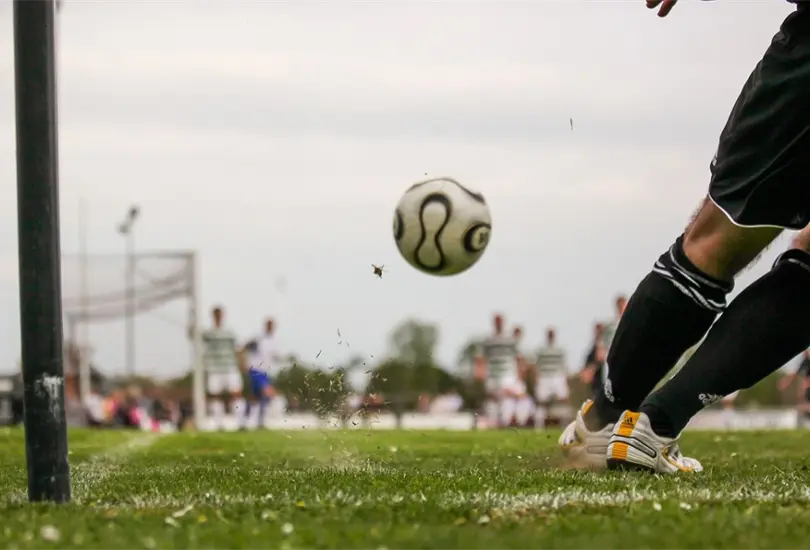 Un futbolista fue suspendido por su peculiar interacci&oacute;n con una aficionada
