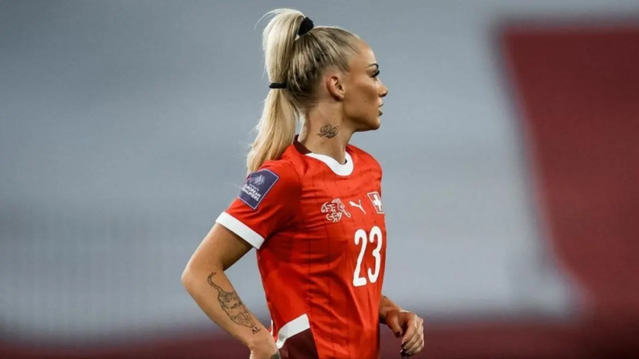 Tuvo un breve paso por el Everton pero actualmente es jugadora del Aston Villa desde el 2021.