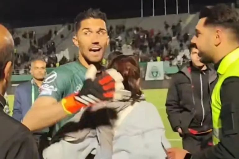El portero iraní Hossein Hosseini fue suspendido por abrazar a una aficionada - Captura de pantalla