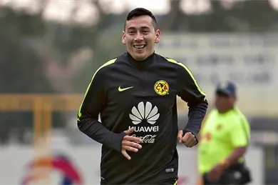 Rubens Sambueza se encara con aficionado en partido de leyendas (VIDEO)