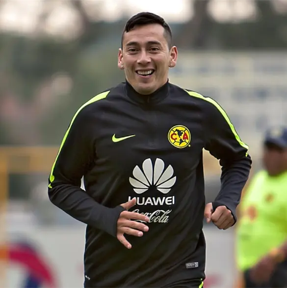 Rubens Sambueza se encara con aficionado en partido de leyendas (VIDEO)
