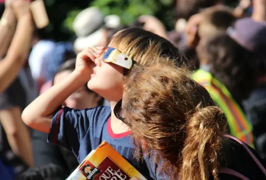 Muchos son los riesgos que se pueden correr al ver el eclipse solar de una manera incorrecta.