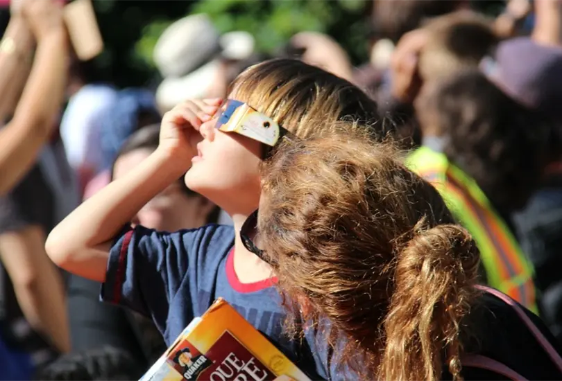 Muchos son los riesgos que se pueden correr al ver el eclipse solar de una manera incorrecta. Muchos son los riesgos que se pueden correr al ver el eclipse solar de una manera incorrecta.