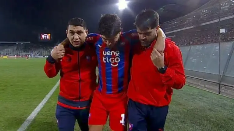 El futbolista tuvo que ser auxiliado para dejar la cancha. (Screenshot)
