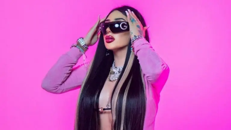 La cantante integrará una persona a su equipo de trabajo. (Instagram - Bellakath)