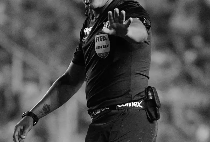 &Aacute;rbitros de la Liga MX est&aacute;n en medio de una pol&eacute;mica.